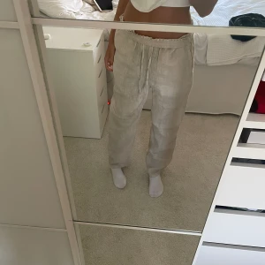 Beiga linnebyxor  - Säljer nu dessa sjukt snygga linnebyxorna för de inte kommer till användning längre! Inga defekter alls. Köptes förra året för 1000kr💕