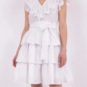 Neo noir ny klänning - Klänning från Neo Noir. Strl 38. Aldrig använd endast testad. 65% bomull 35% polyester. Nypris 899 kr