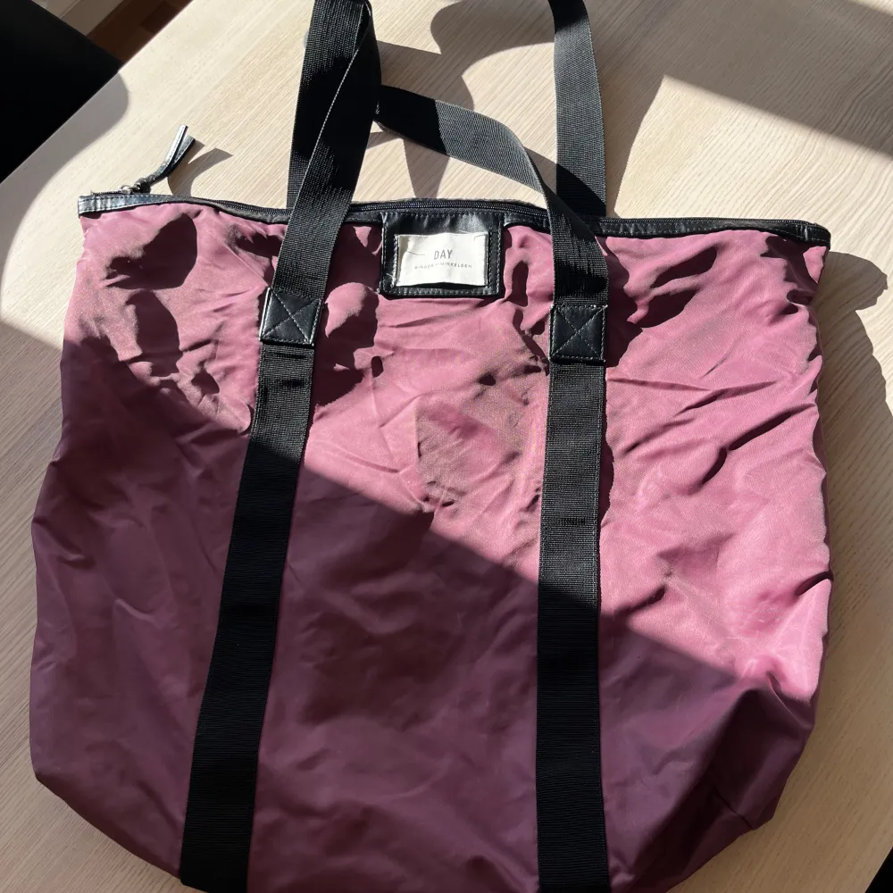 Stort Day väska i Lila i fint skick 💜 Mestadels legat nerpackad! Har lite repor men inget som syns . Väskor.