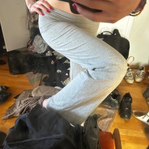 gråa yoga byxor - Köpt på hm men används inte. Perfekt skick 