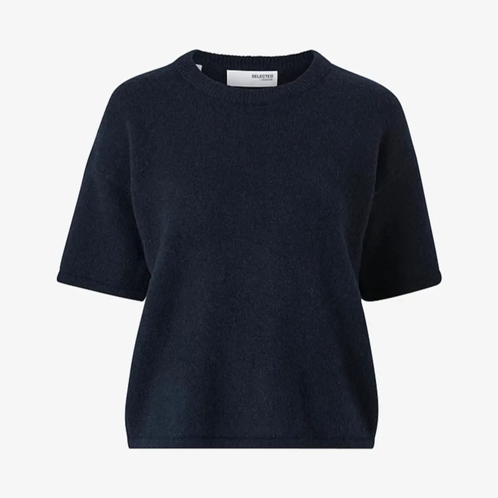 En marinblå stickad t shirt köpt på Missäy, ser dock exakt likadan ut som på bilden. Aldrig använd så i fint skick! Nypris 379!!💓 . Stickat.