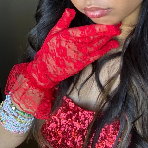 Röda lace gloves - I nyskick. Bara använt en gång. 