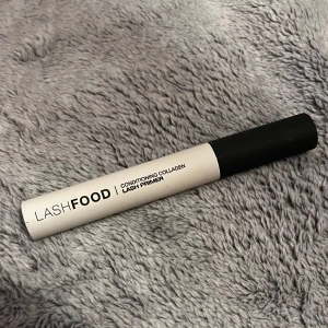 Lashfood primer - Köpte fel därför säljs den. Primer för ögonfransarna som används innan fransar. Endast öppnad. Org pris 270kr Skriv till mig vid frågor så svarar jag så snabbt jag kan! 💞☺️