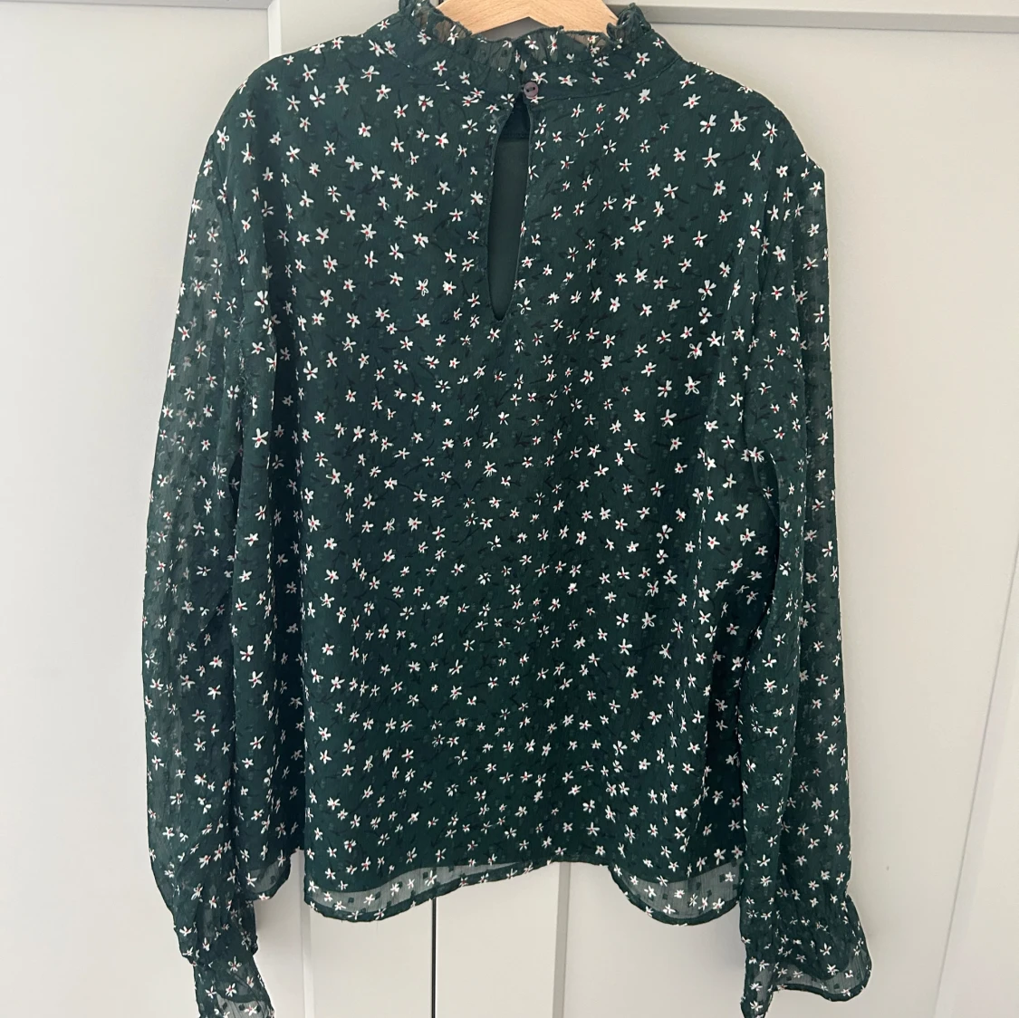 En grön blommig blus!  - 93