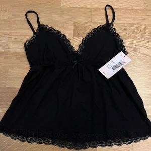Linne från Nelly - Säljer en jättefin linne från Nelly prislappen är kvar och är helt ny har inte använt dem i storlek S🤍💕