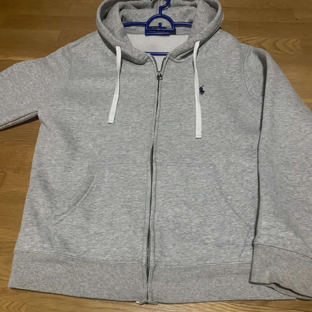 Polo zip hoodie som jag säljer nu och är perfekt för sommarkvällar och i väldigt bra skick! Det är bara att skriva vid funderingar eller liknande . Tröjor & Koftor.