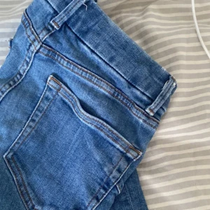 Jeans  - Zara jeans (inte lika bilder) köpte hår på Plick men den var för små för mig, men skitsnygga och jätte bra skick. Hör av er vid frågor, priset kan diskuteras❤️