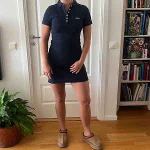 Poloklänning - Sebago - Poloklänning som passar såväl till vardags som till golf, från Sebago i marinblå. 