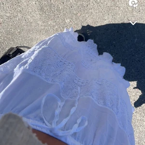 Lång kjol - Snygg vit lång kjol, med broderier och snören fram. Köpt på en spansk marknad! Står ingen storlek men passar mig som har S/M