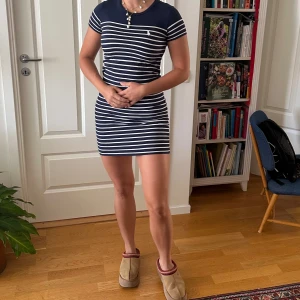 Randig t-shirt klänning Ralph Lauren - Marinblå och vit-randig t-shirt klänning från Ralph Lauren i strl XS. Perfekt till sommaren! 