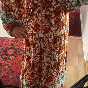 Sommar klänning - Super fin sommar klänning som tyvärr är för stor för mig i midjan. Så den bar ligger och stökar alldrig använt. Pris kan diskuteras 