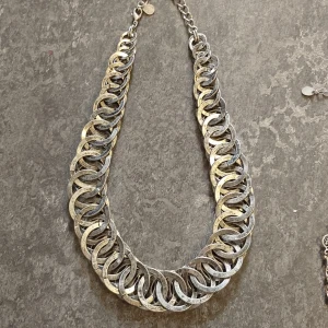 väldigt coolt,unikt halsband - coolt,handgjortsmycke,rätt tungt,lyxkänsla