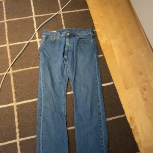 Levis jeans  - Hej, säljer ett par jätte fina Levis jeans i storlek w32 L32. Ändast använda 4 gånger mycket fint skick. Säljer då dom bara ligger i min låda. Hör av er vid fundering. Pris kan diskuteras. Köpt för 1600kr