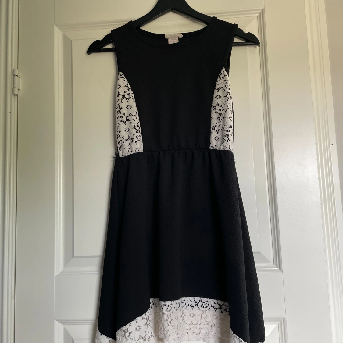 Klänning med vita detaljer✨ - 90