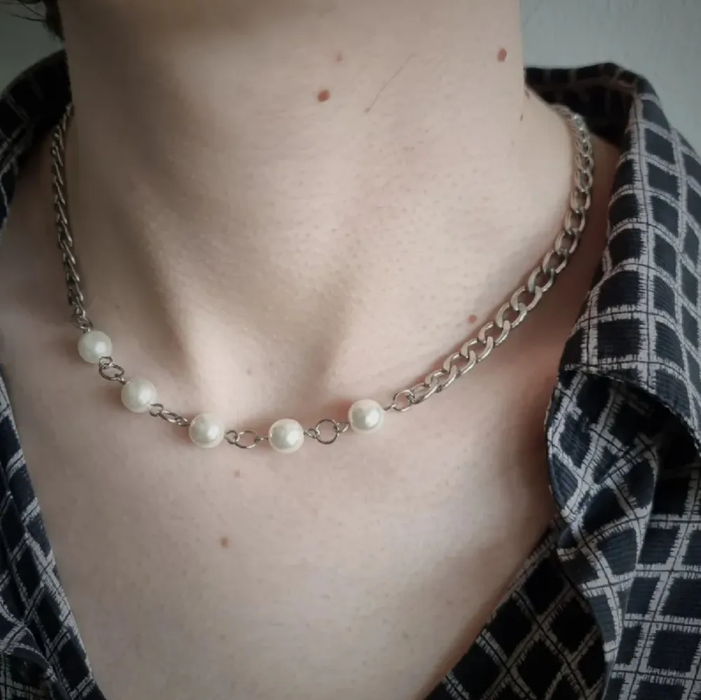 Handgjort unik  halsband och exklusiv design🖤Följ :@ekjewelryofficial🤲  🔗⛓️Material- rostfritt stål och pärlor. Längd: 44cm. . Accessoarer.