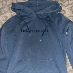 Peak performance hoodie  - helt ny, oanvänd ingen skada. Köpt för 1300kr. säljer för 300/pris kan diskuteras  
