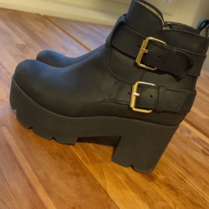 Johnny Bulls strl 39 - Johnny Bulls storlek 39. Använda en kväll så väldigt fint skick. Klackhöjd ca 7,5 cm. Platå ca 4,5 cm. 