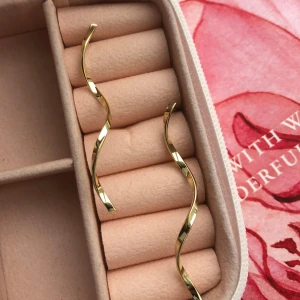 Örhängen guld - Dessa eleganta örhängen är ett måste till sommarens outfits. 14k guldplätering och aldrig använda. 