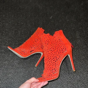 röda höga klackar - passar 38-39, använda 1 gång, höjd: 11cm