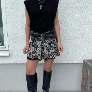 CLUB MONACO kjol - Mönstrad kjol från Club Monaco🤍Storlek XS med resår i midjan, sitter bra på mig som har S.  (Vid intresse finns fler produktbilder)