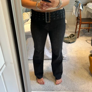 Jeans med bälte - Såå coola jeans med ett avtagbart bälte. Hlrt oanvända och lagom i längden för mig som är 175 :)🩷