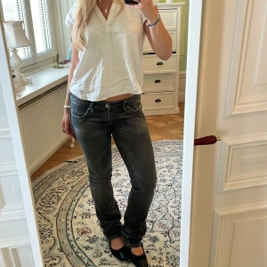 Dieseljeans - Snygga gråa lowwaist jeans från Diesel! Det står ”size 29” i dem, men skulle säga ca storlek 36/38🩶