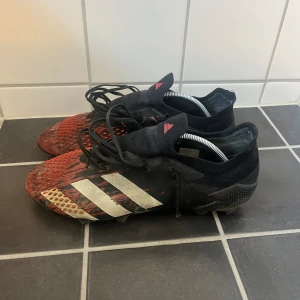 Fotbollsskor  - Adidas elit använda men har fortfarande mycket att ge har några fläpningar som man kan se på bild 4 och 5 men det är inget stort de går att tejpa eller limma igen