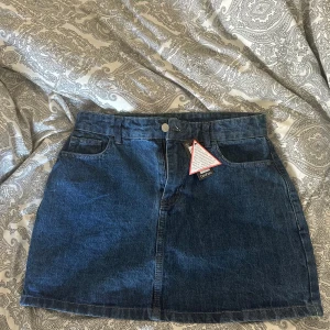 Jeans kjol  -  Jeanskjol från boohoo. Helt ny med prislappen kvar. Kommer tyvärr inte till användning då den är lite förstor för mig. Frakt ingår ej  