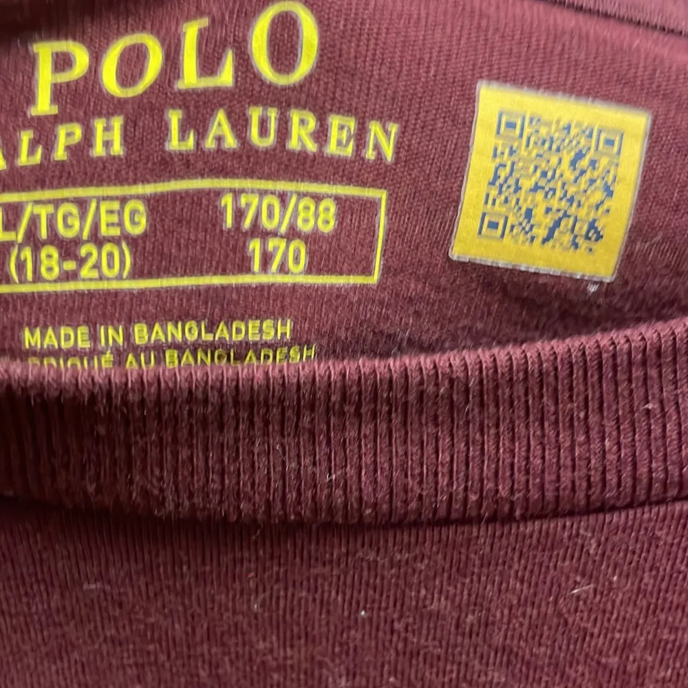 Säljer denna feta tunna Polo rhalp lauren tröjan för endast 599 kr den är köpt för runt 1200kr i mall of scandinavia i rhalp laurens butik!💫 Den är använd runt 2 gånger och den är som ny!✨ Det är storlek S. Skriv vid frågor och intresse!☺️💫. Tröjor & Koftor.