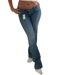 Vintage low waist jeans - Vintage lågmidjade jeans. Okänt märke, köpta utomlands i second hand-butik. Jag på bilden är 163 cm. Står tyvärr ingen storlek men jag har brukar ha strl 28-30 i lågmidjade jeans. Säljer inte för mindre än 650 kr.