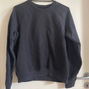 Långärmad tröja - En enfärgad, mörkgrå långärmad tröja