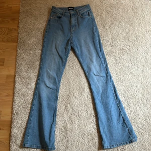 Blåa bootcut jeans  - Jeansen är knappt använda pågrund av att jag tycker att det är för står bootcut längst ned hög midja men är i fint skick 