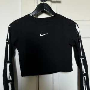 Tränings tröja - En super snygg tränings tröja ifrån Nike. På sidan av armarna står det ”nike”. Den är i mycket bra skick. Pris kan diskuteras 💞