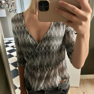 Missoni inspirerad blus - Supersnygg och trendig blus från Bikbok i missoni inspirerat mönster! Fint använt skick💫