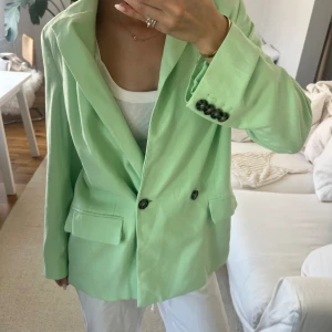 Ljus grön linne kavaj - En supersnygg linne kavaj från Weekday i storlek S. Använt fåtal gånger och är därav i väldigt bra skick ✨💚