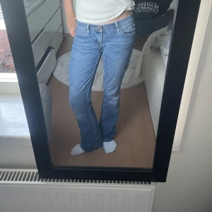 Lågmidjade Levi’s jeans - Säljer mina jättesnygg Levis  jeans då de tyvär har blivit för korta för mig❤️köpta på seconhand. 