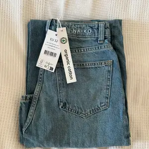 Helt oanvända jeans med prislapp kvar. Säljer pga att Na-kd skickade hem fel par jeans i fel storlek till mig.