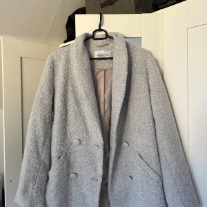 Kappa - Fin grå kappa köpt från Zalando. Jättebra skick 