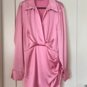 ZARA klänning med omlott - Rosa klänning från ZARA med omlott. Strl.M (passar S-M)