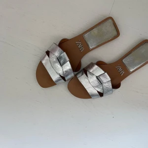 Silvriga sandaler  - Säljer mina silvriga sandaler i stl 36 från Zara. Använda ca 10 gånger så fortfarande i fint skick. 🪩