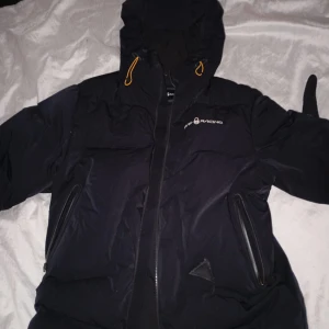 Sail racing down jacket  - En sparsamt använd sail racing jacka i bra skick. Dock behöver dragkedjan bytas ut därav priset