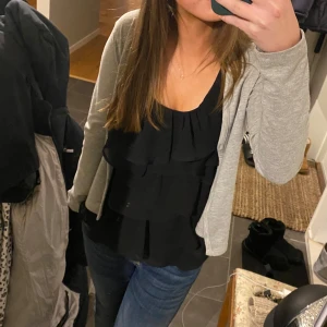 Gulligt volang linne från white house black market! - Super gulligt svart volang linne från white house black market i storlek xs!