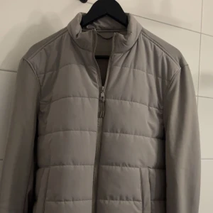 Cardigan jacka  - Tjena! Säljer nu min sjukt läkra cardigan som trendar sjukt mycket , jackan är som ny men pris kan diskuteras☺️