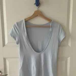 Backless Weekday Top - Säljer min jätte söta helt oanvända blåa top från Weekday då den är för stor på mig.