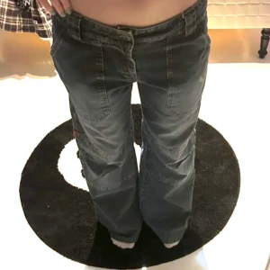 Baggy jeans - 38 cm rakt över midjan, 1 m från midja till marken. Super coola låg midjade baggy cargos med detaljer. De första två bilderna är inte mina. Köpte dem från Plick men passar inte. De är i bra skick. De påminner mig om jnco jeans. Pris går att diskutera