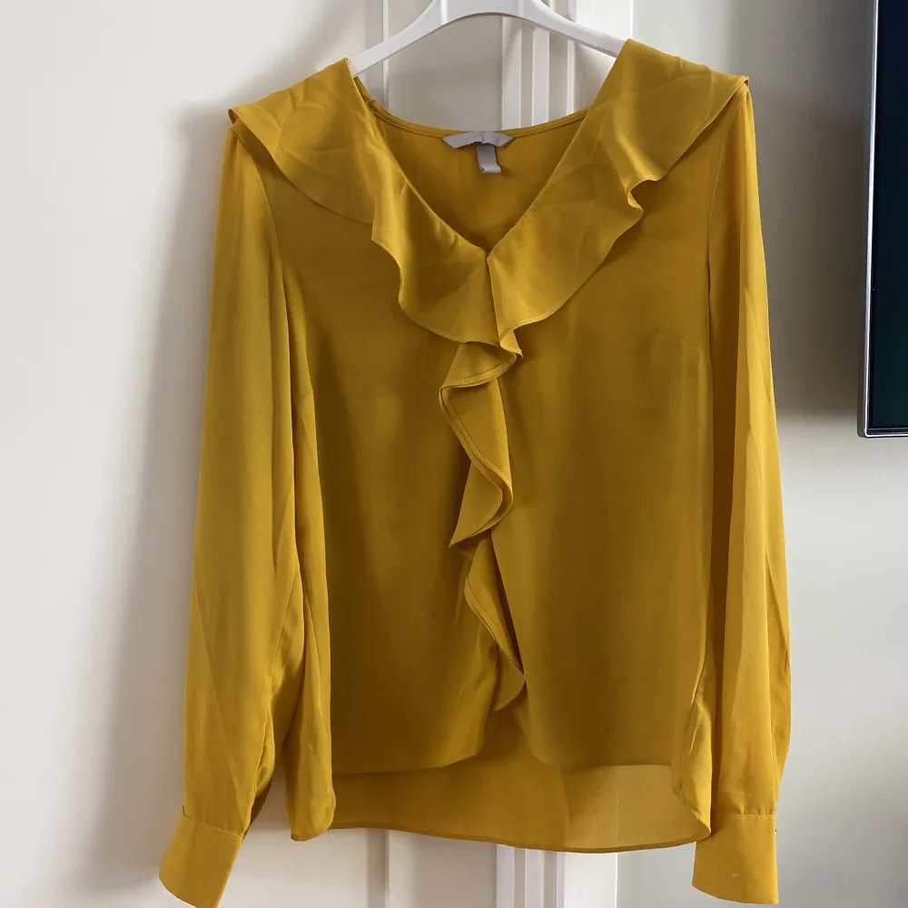 En gul tröja med fina volangdetaljer. Den är i perfekt skick. Skriv privat för mer info❤️. Tröjor & Koftor.
