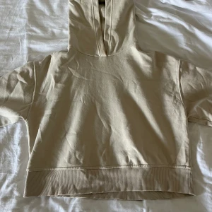 Beige hoodie  - En superfin hoodie från zara i storlek S, den är endast använd ett fåtal gånger så den är som ny🥰 