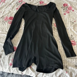 Jumpsuit - Jumpsuit med blankt material, superfin skick. Strl S 