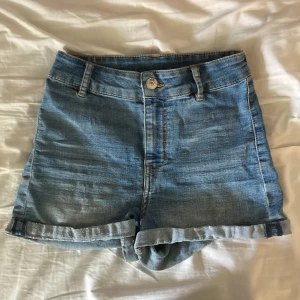 Jeansshorts - Jeansshorts i fint skick, men de är lite noppriga nere till vänster, annars toppen skick 🫶🏼 köparen står för frakten.