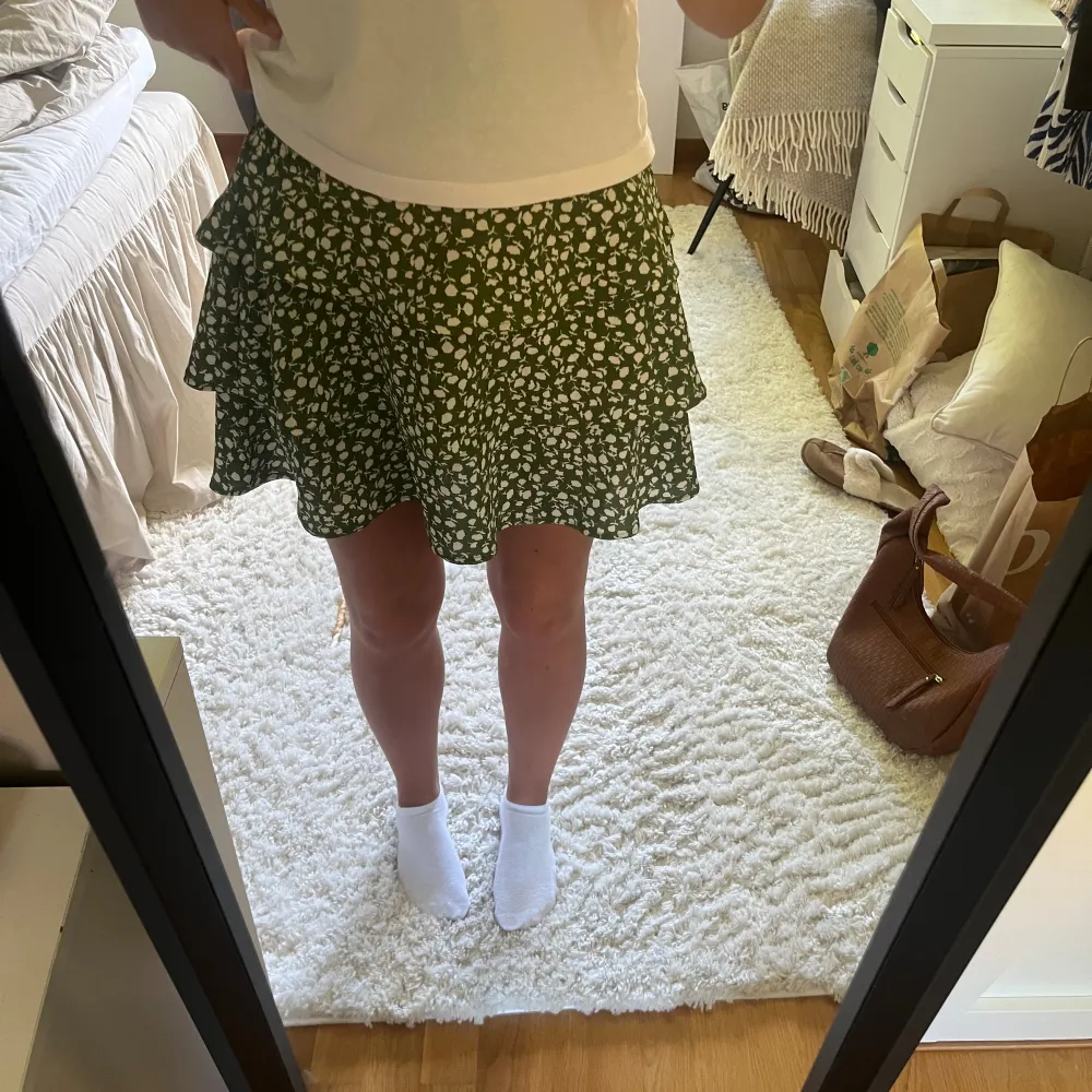 Jättefin kjol från Vero Moda med vita blommor på! Jättefin och användbar nu till sommaren💚 . Kjolar.
